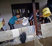 Bosnijoje ir Hercegovinoje gyventojai valo namus atslūgus potvyniui