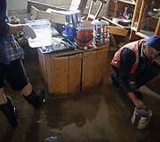 Bosnijoje ir Hercegovinoje gyventojai valo namus atslūgus potvyniui