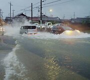 Japonijoje automobiliai važiuoja apsemta gatve