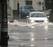 Japonijoje automobiliai važiuoja apsemta gatve