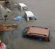 Gatvėje apsemti automobiliai
