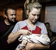Donecke besilaukiančios ir su naujagimiais moterys glaudėsi gimdymo namų rūsyje