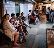 Donecke besilaukiančios ir su naujagimiais moterys glaudėsi gimdymo namų rūsyje