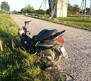 Motoroleris po avarijos Tauragės rajone 