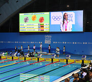 Rūta Meilutytė ant nugalėtojų pakylos