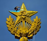 Maskvoje nežinomi asmenys buvo nudažę ant pastato esančią žvaigždę Ukrainos vėliavos spalvomis