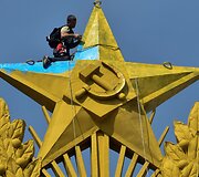 Maskvoje nežinomi asmenys buvo nudažę ant pastato esančią žvaigždę Ukrainos vėliavos spalvomis