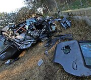 Popiežiaus Pranci&scaron;kaus giminaičių automobilis po avarijos.