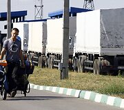 Rusijos &bdquo;humanitarinės pagalbos&ldquo; sunkvežimiai prie Ukrainos sienos