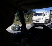 Rusijos &bdquo;humanitarinės pagalbos&ldquo; sunkvežimiai be leidimo įvažiavo į Ukrainos teritoriją.