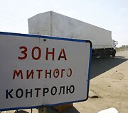 Rusijos &bdquo;humanitarinės pagalbos&ldquo; sunkvežimiai be leidimo įvažiavo į Ukrainos teritoriją.
