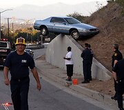 Automobilis ant atraminės betono sienos