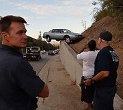 Automobilis ant atraminės betono sienos