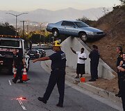 Automobilis ant atraminės betono sienos