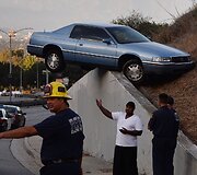 Automobilis ant atraminės betono sienos