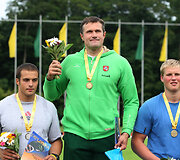 Virgilijus Alekna (centre), Andrius Gudžius (de&scaron;inejė)