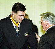 Virgilijus Alekna ir Valdas Adamkus (2001 m.)