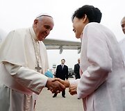Popiežius Pranci&scaron;kus ir Pietų Korėjos prezidentė Park Geun-hye 