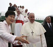 Popiežius Pranci&scaron;kus ir Pietų Korėjos prezidentė Park Geun-hye 