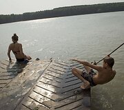 Rumunijoje žmonės kar&scaron;tomis dienomis atgaivos ie&scaron;kojo prie vandens.