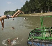 Rumunijoje žmonės kar&scaron;tomis dienomis atgaivos ie&scaron;kojo prie vandens.