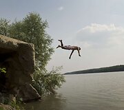 Rumunijoje žmonės kar&scaron;tomis dienomis atgaivos ie&scaron;kojo prie vandens.