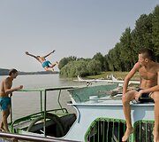 Rumunijoje žmonės kar&scaron;tomis dienomis atgaivos ie&scaron;kojo prie vandens.