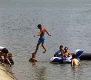Rumunijoje žmonės kar&scaron;tomis dienomis atgaivos ie&scaron;kojo prie vandens.