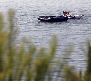 Rumunijoje žmonės kar&scaron;tomis dienomis atgaivos ie&scaron;kojo prie vandens.
