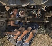 Rumunijoje žmonės nuo saulės slepiasi po suknvežimiu