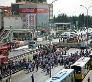 Turkijoje sugriuvęs pėsčiųjų tiltas