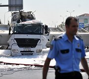 Turkijoje sugriuvęs pėsčiųjų tiltas