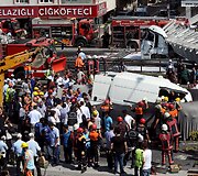 Turkijoje sugriuvęs pėsčiųjų tiltas