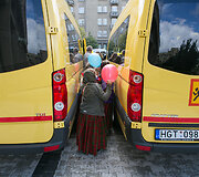 Vaikai prie mokykliniių autobusų