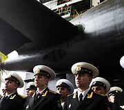 Rusijos karinio laivyno pareigūnai povandeninio laivo &bdquo;Senasis Oskolas&ldquo; nuleidimo ceremonijoje