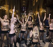 &bdquo;Femen&ldquo; aktyvisčių protestas Paryžiaus Dievo Motinos katedroje