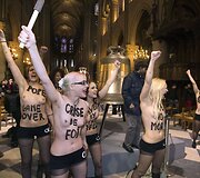 &bdquo;Femen&ldquo; aktyvisčių protestas Paryžiaus Dievo Motinos katedroje