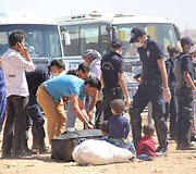 Sirijos kurdų pabėgėliai plūsta į Turkiją.