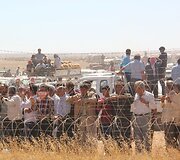 Sirijos kurdų pabėgėliai plūsta į Turkiją.