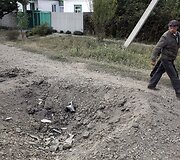 Delbacevo mieste ant kelio nukritęs artilerijos sviedinys paliko duobę.