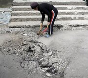 Delbacevo mieste prie daugiabučio laiptinės nukrito artilerijos sviedinys.