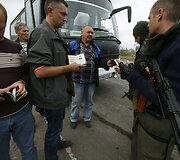 Ukrainos kariai tikrina autobuso keleivių dokumentus prie Delbacevo miesto.