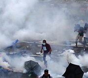 Honkonge protestuotojai buvo vaikomi panaudojus a&scaron;arines dujas.