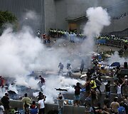 Honkonge protestuotojai buvo vaikomi panaudojus a&scaron;arines dujas.