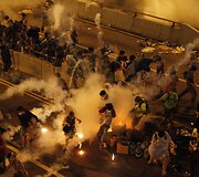 Honkonge protestuotojai buvo vaikomi panaudojus a&scaron;arines dujas.