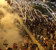 Honkonge protestuotojai buvo vaikomi panaudojus a&scaron;arines dujas.