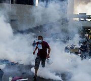 Honkonge protestuotojai buvo vaikomi panaudojus a&scaron;arines dujas.