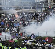 Honkonge protestuotojai buvo vaikomi panaudojus a&scaron;arines dujas.