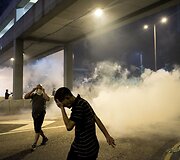 Honkonge protestuotojai buvo vaikomi panaudojus a&scaron;arines dujas.