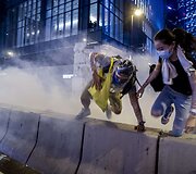Honkonge protestuotojai buvo vaikomi panaudojus a&scaron;arines dujas.